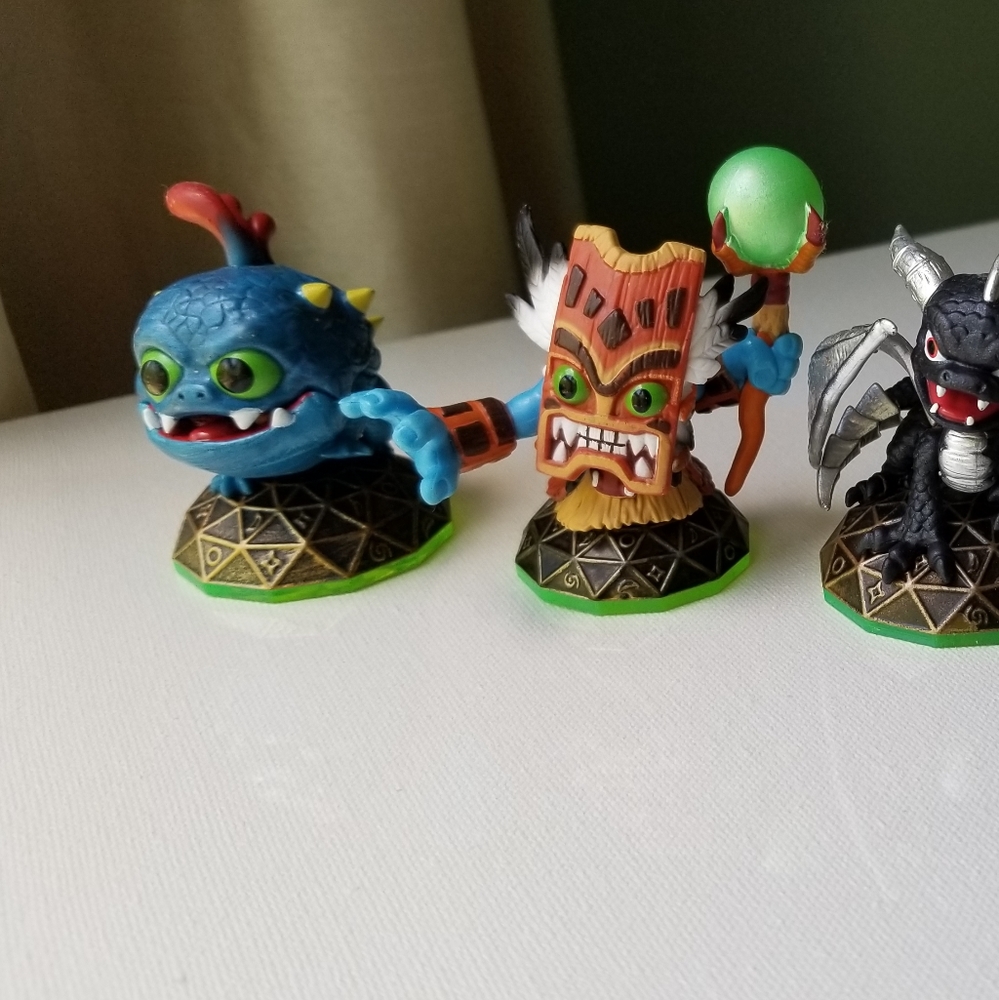 Skylanders figures with base